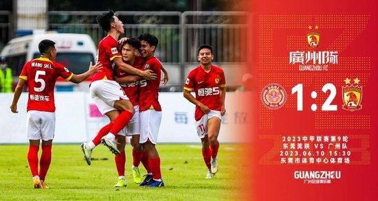 刘铭见叶辰始终是油盐不进，一脚踹在奔驰车的车尾灯上，啪的一声，把车尾灯踹了个稀烂。